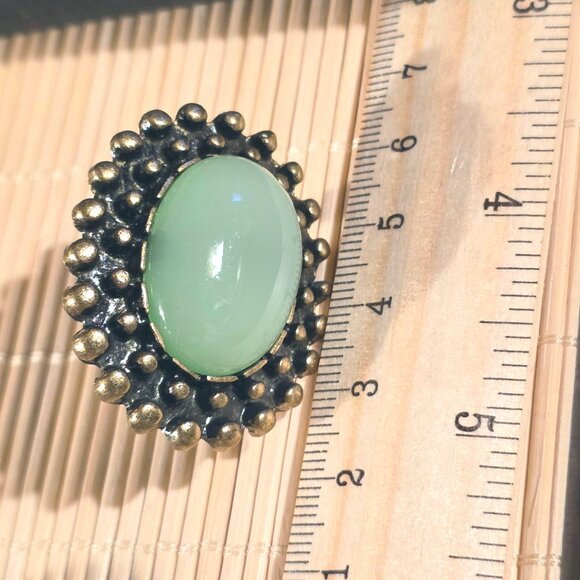Bold Vintage 90s Bronze and Green Oval Cabochon Ring with Gothic Raised Dots - Picture 4 of 8